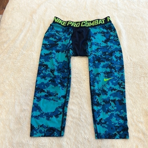 Nike Pro Combat  cropped tights in a blue digital camo XL - Picture 1 of 7